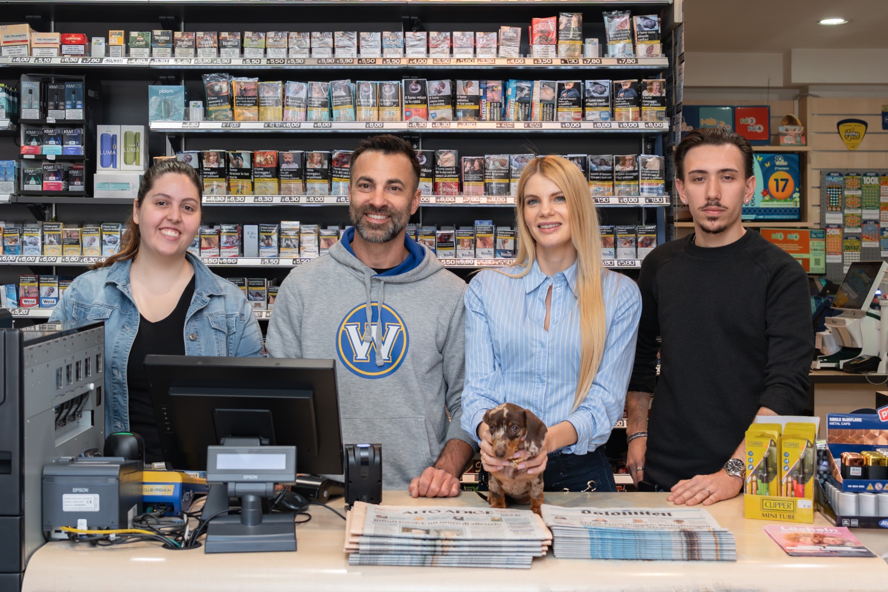 Il team della tabaccheria dietro al banco