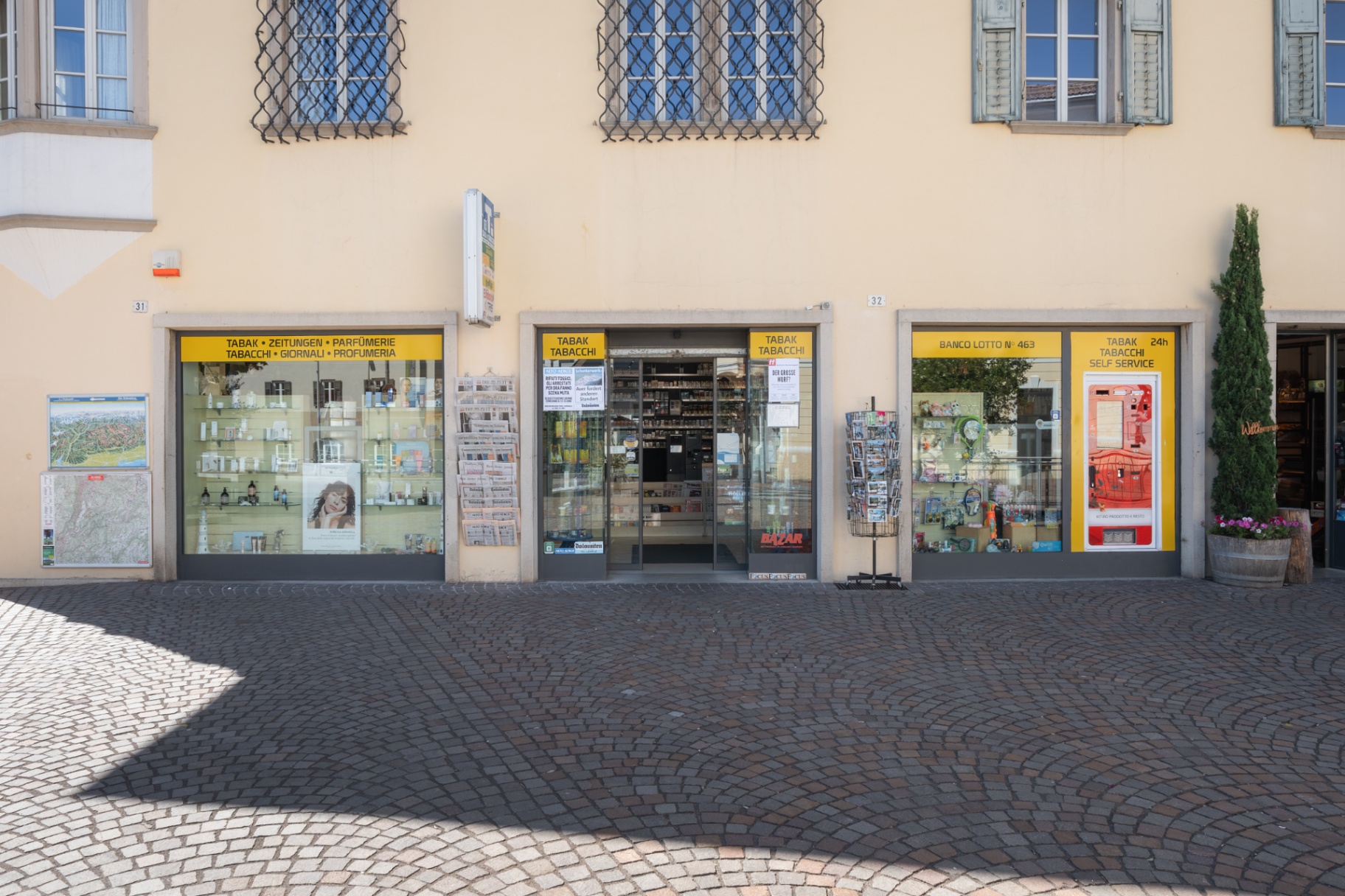Vetrine del negozio con tabacchi, giornali e profumeria